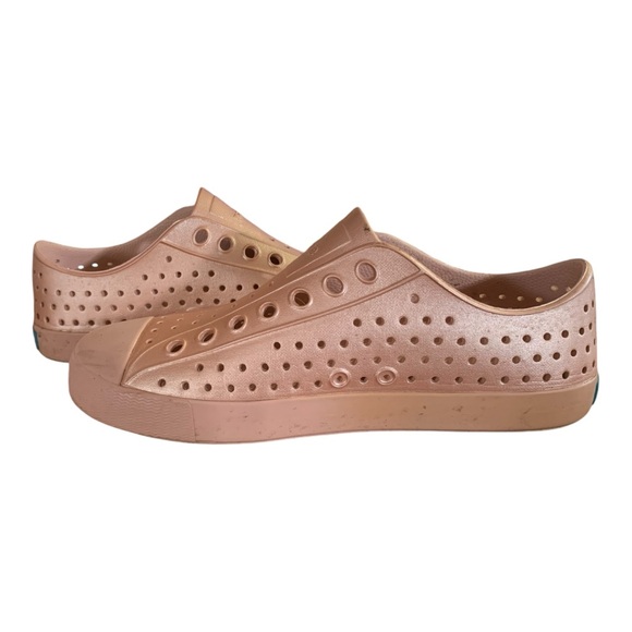 Unisex NATIVE Jefferson Metallic Malta Pink Shoes Size Men 6 Women 8 - Picture 2 of 11